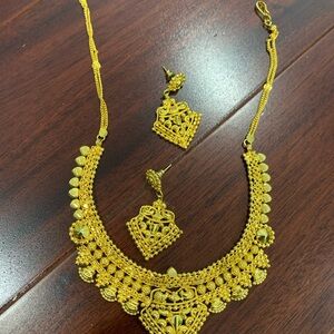 Elegant Gold Necklace and Earring Set